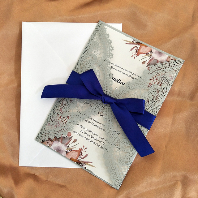 Zaproszenie na ślub - 50 sztuk koronki kwiatowego wzoru w kolorze szarym z niebieską wstążką i błyszczącą kopertą - idealne na sweet 16 i Quinceanera - Wianko - 3