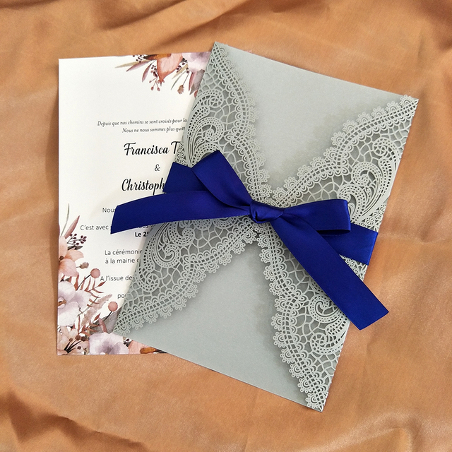 Zaproszenie na ślub - 50 sztuk koronki kwiatowego wzoru w kolorze szarym z niebieską wstążką i błyszczącą kopertą - idealne na sweet 16 i Quinceanera - Wianko - 6