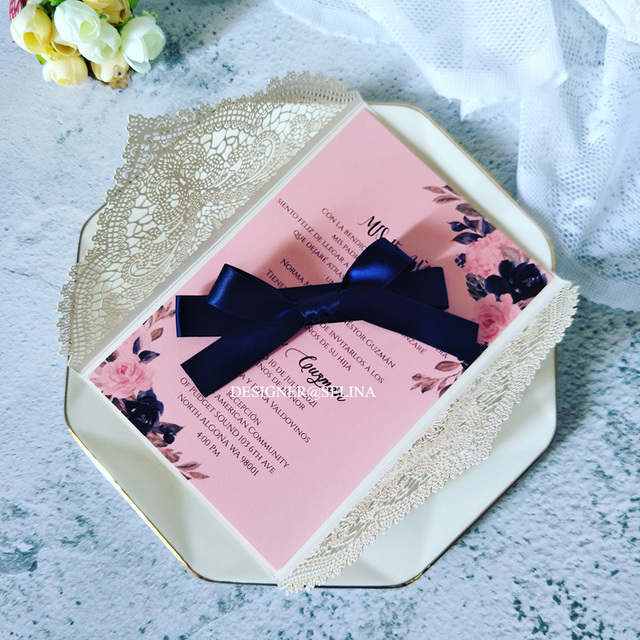 Zaproszenie na ślub - 50 sztuk koronki kwiatowego wzoru w kolorze szarym z niebieską wstążką i błyszczącą kopertą - idealne na sweet 16 i Quinceanera - Wianko - 12