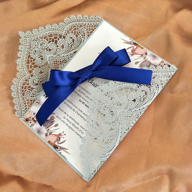 Zaproszenie na ślub - 50 sztuk koronki kwiatowego wzoru w kolorze szarym z niebieską wstążką i błyszczącą kopertą - idealne na sweet 16 i Quinceanera - Wianko - 5