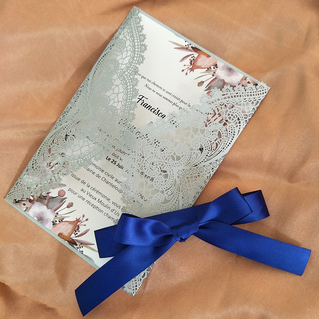 Zaproszenie na ślub - 50 sztuk koronki kwiatowego wzoru w kolorze szarym z niebieską wstążką i błyszczącą kopertą - idealne na sweet 16 i Quinceanera - Wianko - 7