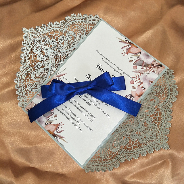 Zaproszenie na ślub - 50 sztuk koronki kwiatowego wzoru w kolorze szarym z niebieską wstążką i błyszczącą kopertą - idealne na sweet 16 i Quinceanera - Wianko - 8