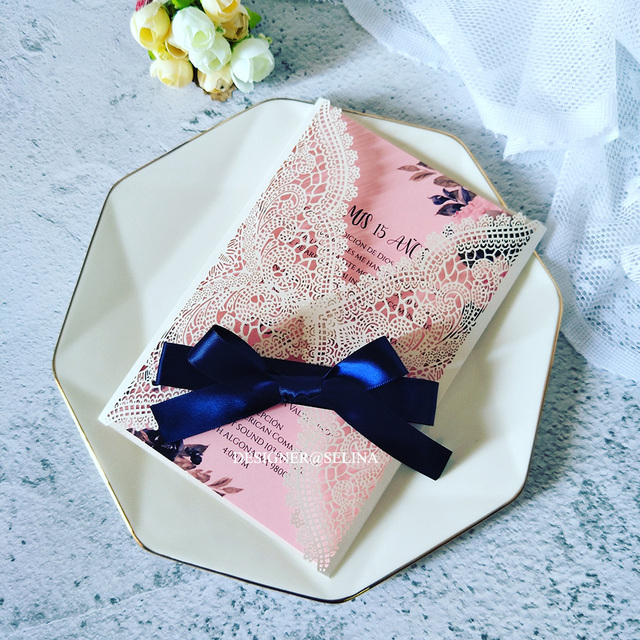 Zaproszenie na ślub - 50 sztuk koronki kwiatowego wzoru w kolorze szarym z niebieską wstążką i błyszczącą kopertą - idealne na sweet 16 i Quinceanera - Wianko - 11