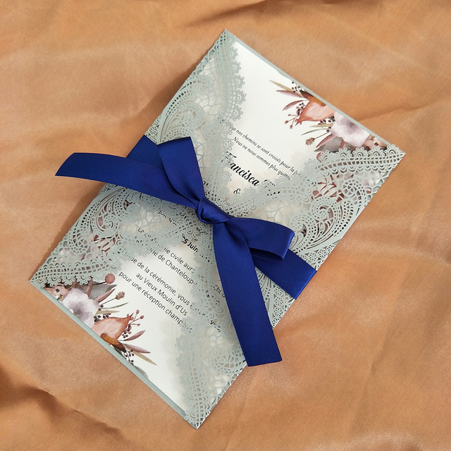 Zaproszenie na ślub - 50 sztuk koronki kwiatowego wzoru w kolorze szarym z niebieską wstążką i błyszczącą kopertą - idealne na sweet 16 i Quinceanera - Wianko - 4