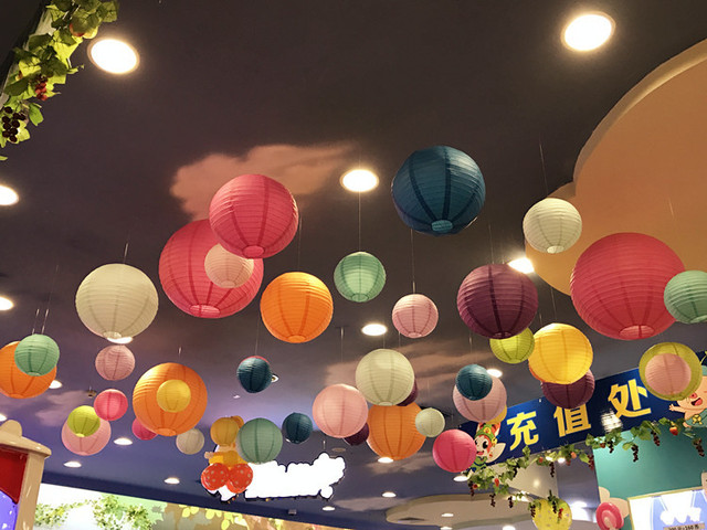 Papierowe latarnie dekoracyjne - różne rozmiary od 10cm do 40cm, okrągłe, wiszące w kolorze, idealne na śluby, urodziny i prysznice - Wianko - 4
