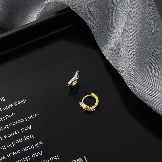 Nowoczesne złote kolczyki damskie z cyrkoniami - elegancki design, zapięcie sztyftowe - Wianko - 12
