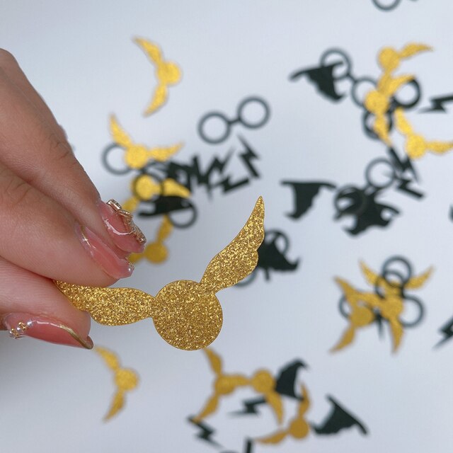 Magrise 100 sztuk czarnych konfetti z motywem Halloween i baby shower - dekoracja na urodziny z czarnymi okularami i złotymi skrzydłami - Wianko - 3