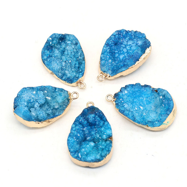 Naturalna bryła kryształowego kamienia z niebieskim obrzeżem - wisiorek, bransoletka, naszyjnik i kolczyki z elementem złota - Wianko - 1