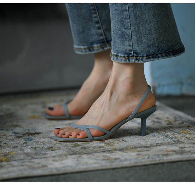 Sandały damskie z klamrą, wykonane z miękkiego materiału PU i wyposażone w pasek na palce, na cienkim, wygodnym w chodzeniu obcasie - Wianko - 3
