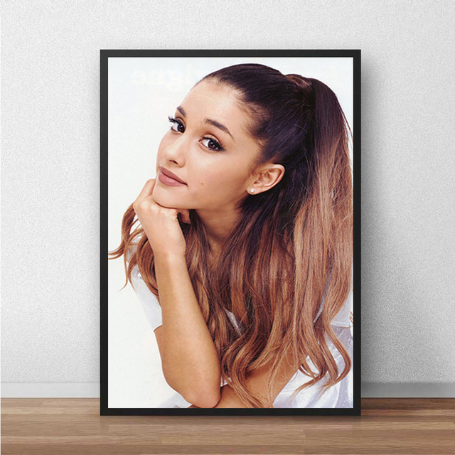 Plakat na płótnie Ariana Grande - portret piosenkarki do dekoracji wnętrz sypialni - Wianko - 4