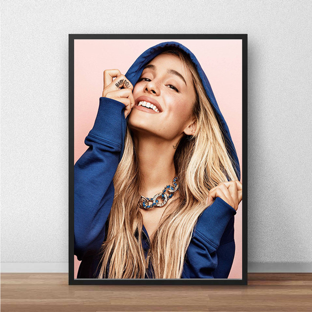 Plakat na płótnie Ariana Grande - portret piosenkarki do dekoracji wnętrz sypialni - Wianko - 11