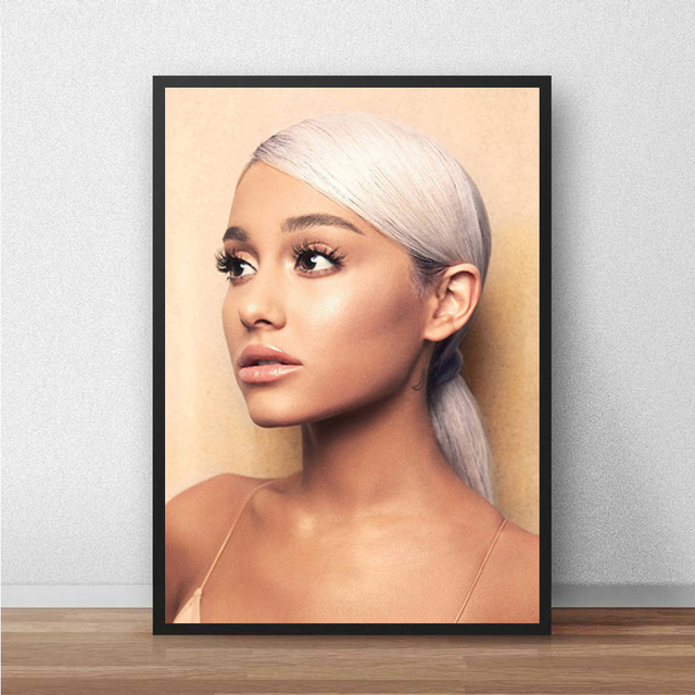 Plakat na płótnie Ariana Grande - portret piosenkarki do dekoracji wnętrz sypialni - Wianko - 6