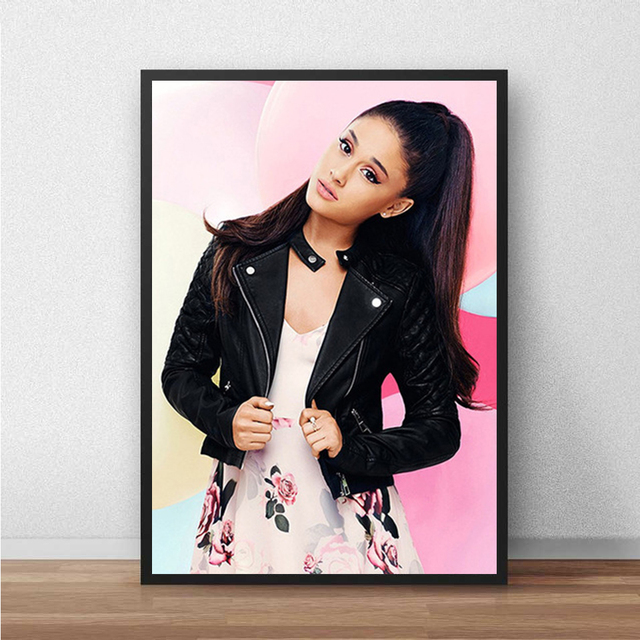 Plakat na płótnie Ariana Grande - portret piosenkarki do dekoracji wnętrz sypialni - Wianko - 7