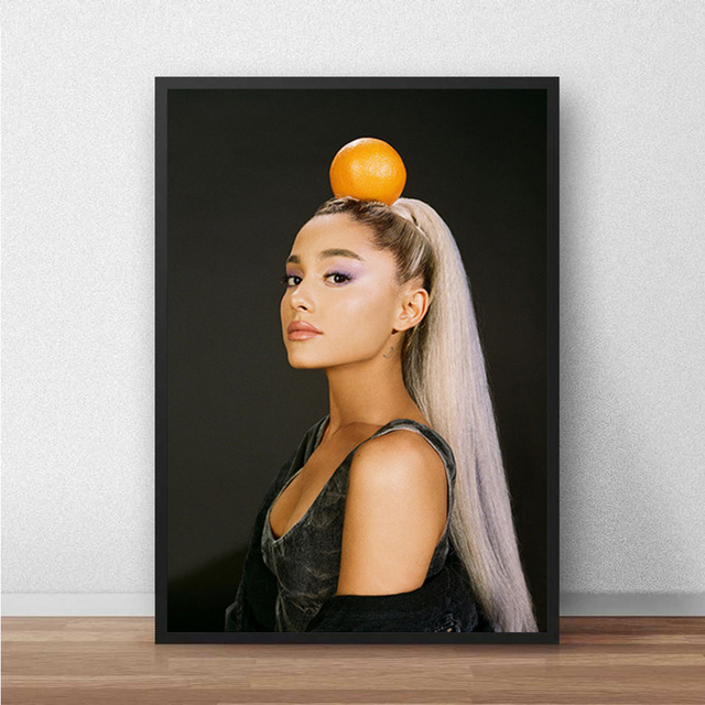 Plakat na płótnie Ariana Grande - portret piosenkarki do dekoracji wnętrz sypialni - Wianko - 13