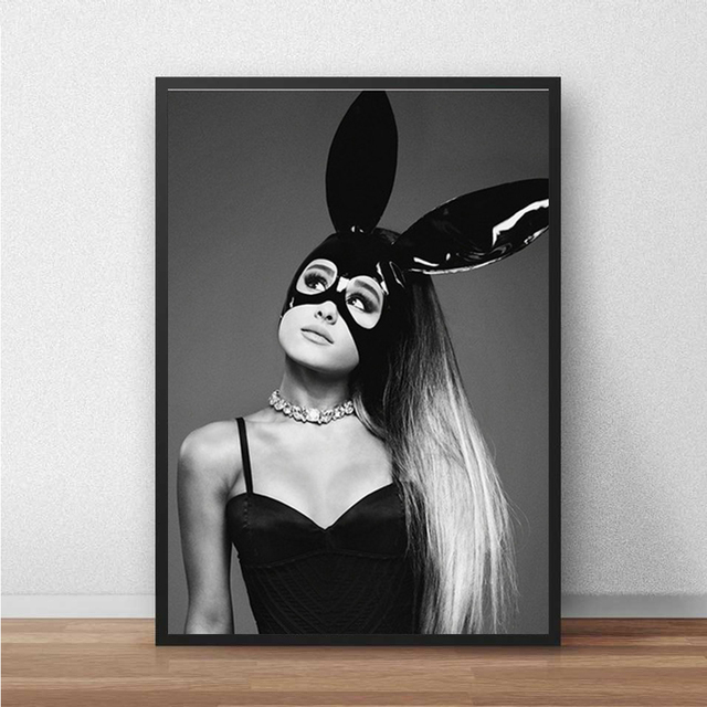 Plakat na płótnie Ariana Grande - portret piosenkarki do dekoracji wnętrz sypialni - Wianko - 5
