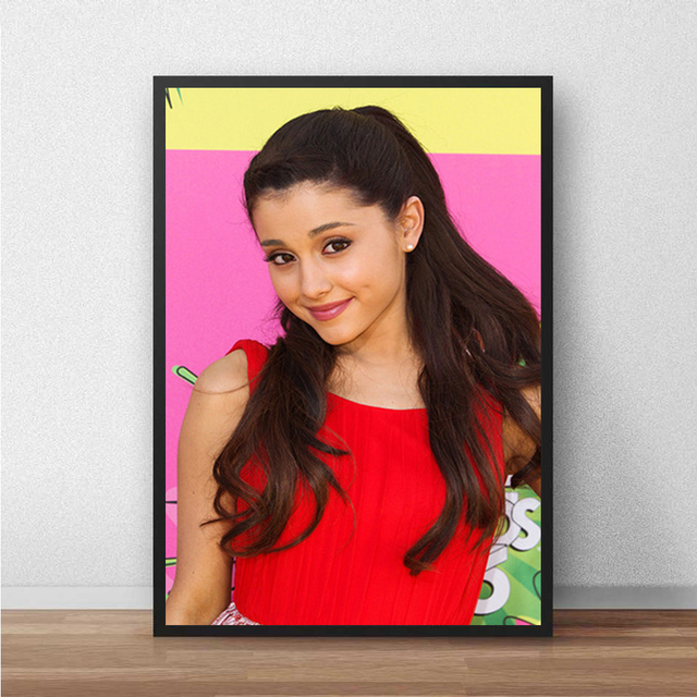 Plakat na płótnie Ariana Grande - portret piosenkarki do dekoracji wnętrz sypialni - Wianko - 9