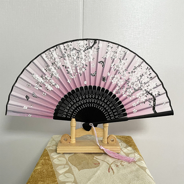 'Ręczny wentylator z jedwabnym materiałem i składanym mechanizmem - Vintage Retro styl, chińsko-japoński wzór z bambusowymi detalami, ozdobny wachlarz do tanecznych pokazów handicraft' - Wianko - 17