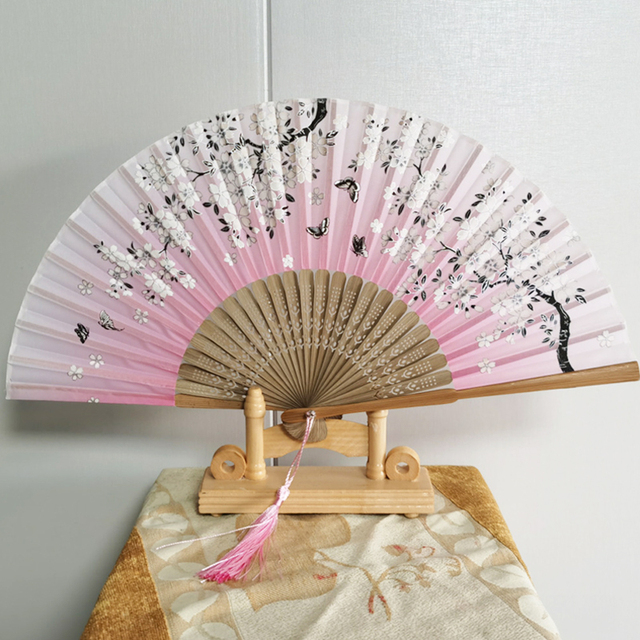 'Ręczny wentylator z jedwabnym materiałem i składanym mechanizmem - Vintage Retro styl, chińsko-japoński wzór z bambusowymi detalami, ozdobny wachlarz do tanecznych pokazów handicraft' - Wianko - 16