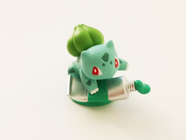 Figurka militarna Pokemon - oryginalna cukierkowa zabawka Bulbasaur Larvitar Celebi Chikorita Politoed - zielona paleta - Wianko - 5