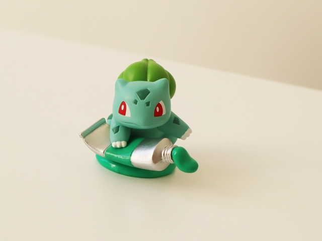 Figurka militarna Pokemon - oryginalna cukierkowa zabawka Bulbasaur Larvitar Celebi Chikorita Politoed - zielona paleta - Wianko - 6