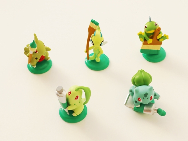 Figurka militarna Pokemon - oryginalna cukierkowa zabawka Bulbasaur Larvitar Celebi Chikorita Politoed - zielona paleta - Wianko - 4