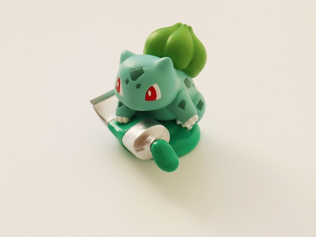 Figurka militarna Pokemon - oryginalna cukierkowa zabawka Bulbasaur Larvitar Celebi Chikorita Politoed - zielona paleta - Wianko - 7