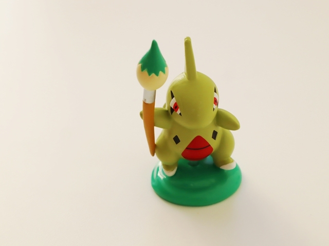Figurka militarna Pokemon - oryginalna cukierkowa zabawka Bulbasaur Larvitar Celebi Chikorita Politoed - zielona paleta - Wianko - 8