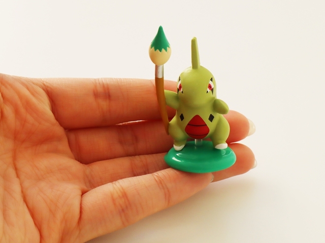 Figurka militarna Pokemon - oryginalna cukierkowa zabawka Bulbasaur Larvitar Celebi Chikorita Politoed - zielona paleta - Wianko - 9