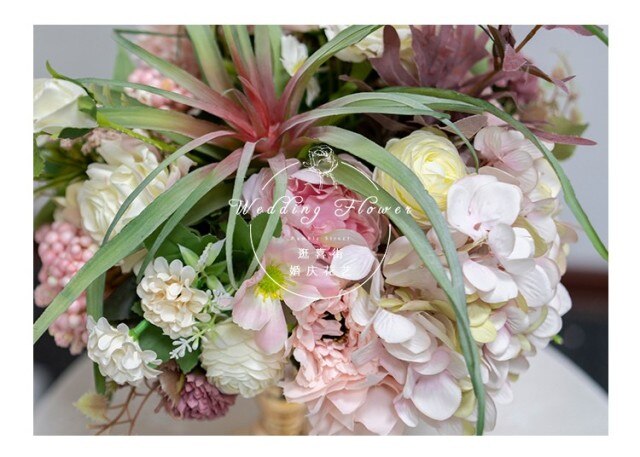 Rozkloszowany wiszący łuk ślubny ze sztucznych różowych kwiatów - Wianko - 14