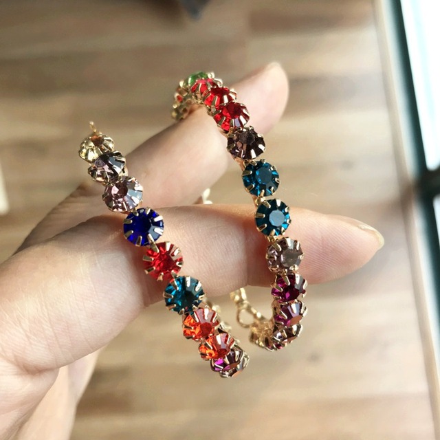 Duże kolczyki w kształcie kółek ze świecącymi kryształami w wielu kolorach - Wianko - 6