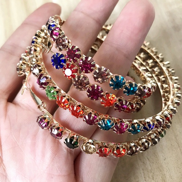 Duże kolczyki w kształcie kółek ze świecącymi kryształami w wielu kolorach - Wianko - 8