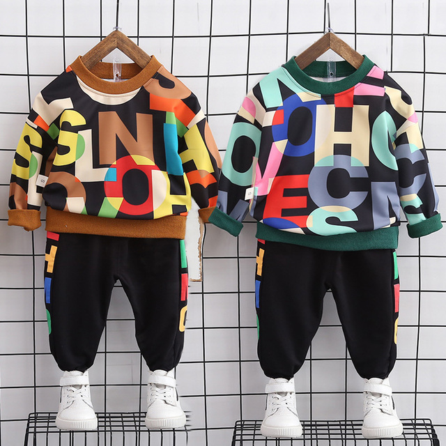 Chłopczykowy dwuczęściowy garnitur z nadrukiem liter na bawełnianym swetrze - zestaw wiosenno-jesienny - Wianko - 3