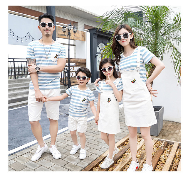 Pasujące rodzinne stroje Lato 2021 dla mamy i córki: niebieskie koszulki w paski z długim rękawem i białe spodenki - Wianko - 6