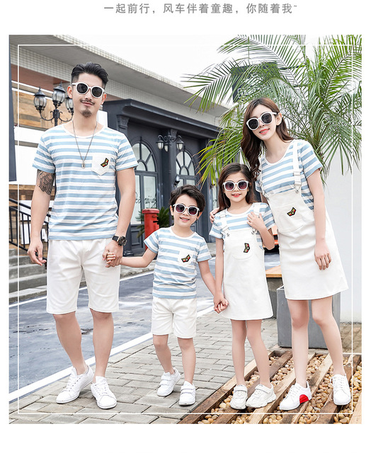 Pasujące rodzinne stroje Lato 2021 dla mamy i córki: niebieskie koszulki w paski z długim rękawem i białe spodenki - Wianko - 4