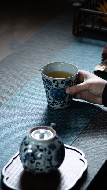 Płaska filiżanka do herbaty PINNY 200 ml z niebieskim i białym wzorem, wykonana z żaroodpornej ceramiki Chińskiej, idealna do serwowania herbaty przy użyciu techniki Kung Fu - Wianko - 18
