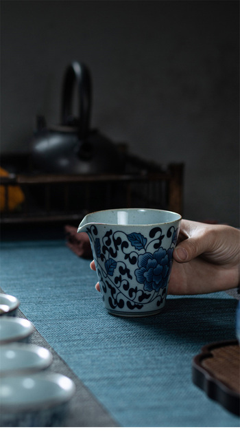 Płaska filiżanka do herbaty PINNY 200 ml z niebieskim i białym wzorem, wykonana z żaroodpornej ceramiki Chińskiej, idealna do serwowania herbaty przy użyciu techniki Kung Fu - Wianko - 15