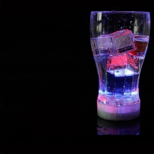 Kolorowe migotanie indukcyjne światełko LED na kieliszki do wina - dekoracyjny blok lodu w barwach fluorescencyjnych, idealny na wesele lub inne imprezy - Wianko - 7
