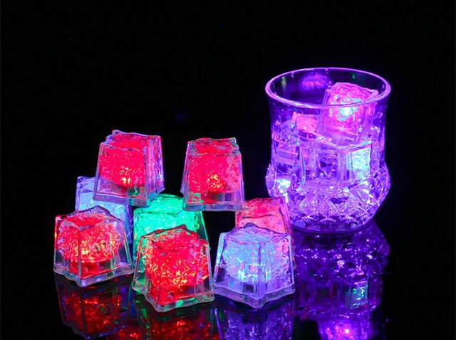 Kolorowe migotanie indukcyjne światełko LED na kieliszki do wina - dekoracyjny blok lodu w barwach fluorescencyjnych, idealny na wesele lub inne imprezy - Wianko - 5
