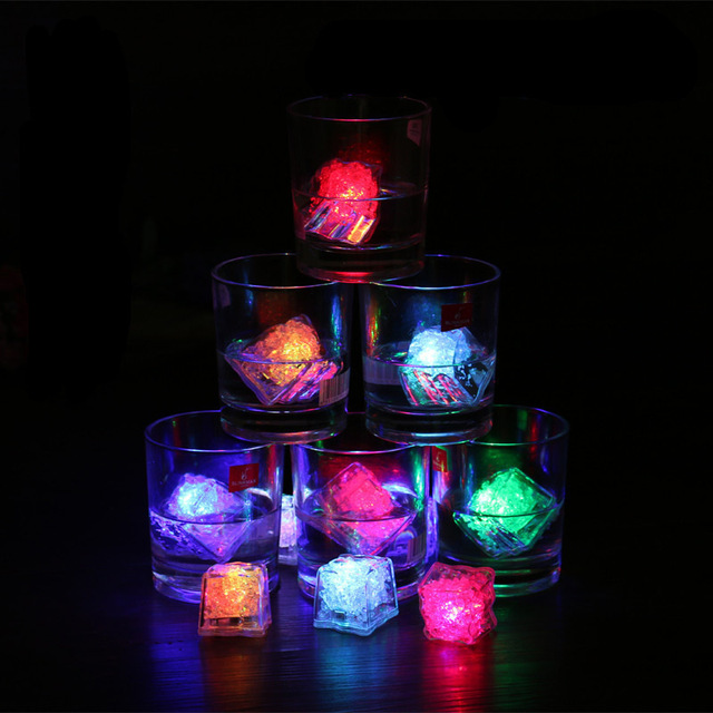 Kolorowe migotanie indukcyjne światełko LED na kieliszki do wina - dekoracyjny blok lodu w barwach fluorescencyjnych, idealny na wesele lub inne imprezy - Wianko - 2