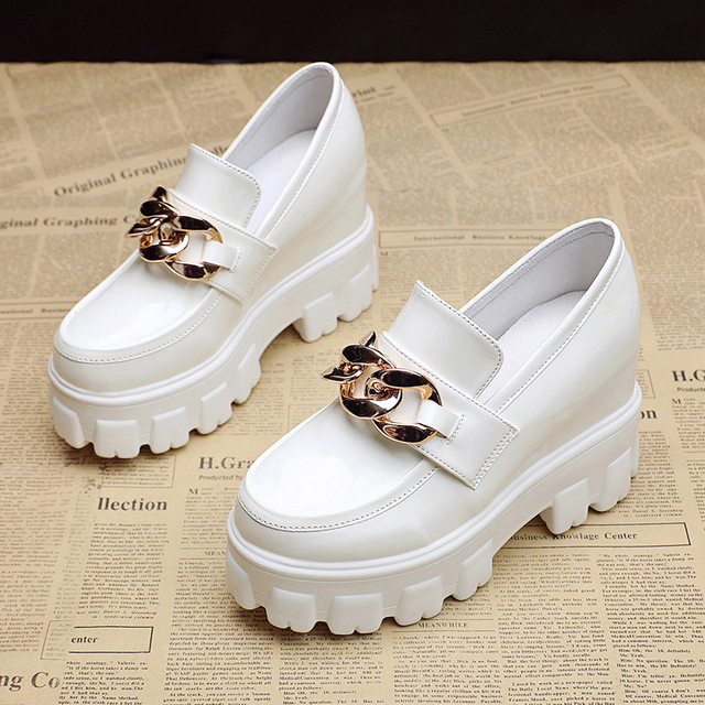 Czarne białe lakierki buty damskie na koturnie z złoconymi łańcuszkami i wysokimi obcasami - Wianko - 5