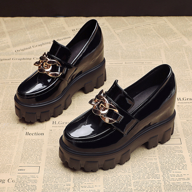 Czarne białe lakierki buty damskie na koturnie z złoconymi łańcuszkami i wysokimi obcasami - Wianko - 2