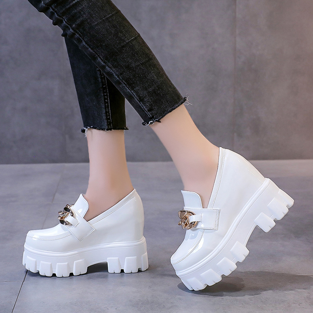 Czarne białe lakierki buty damskie na koturnie z złoconymi łańcuszkami i wysokimi obcasami - Wianko - 13