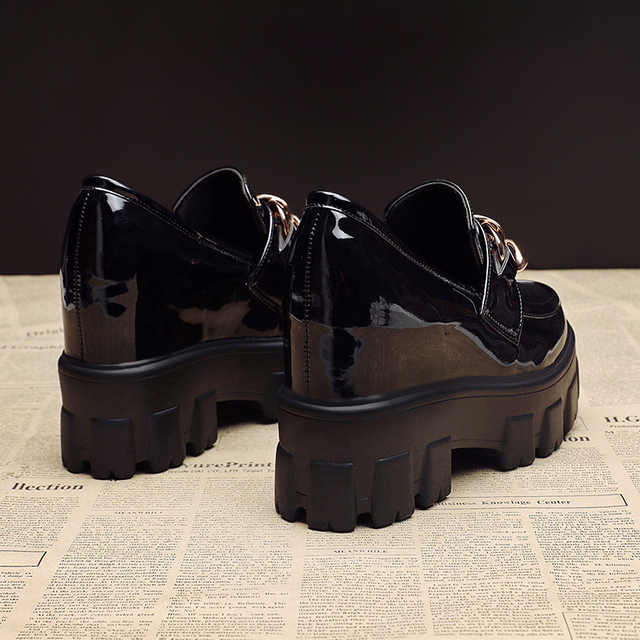 Czarne białe lakierki buty damskie na koturnie z złoconymi łańcuszkami i wysokimi obcasami - Wianko - 4
