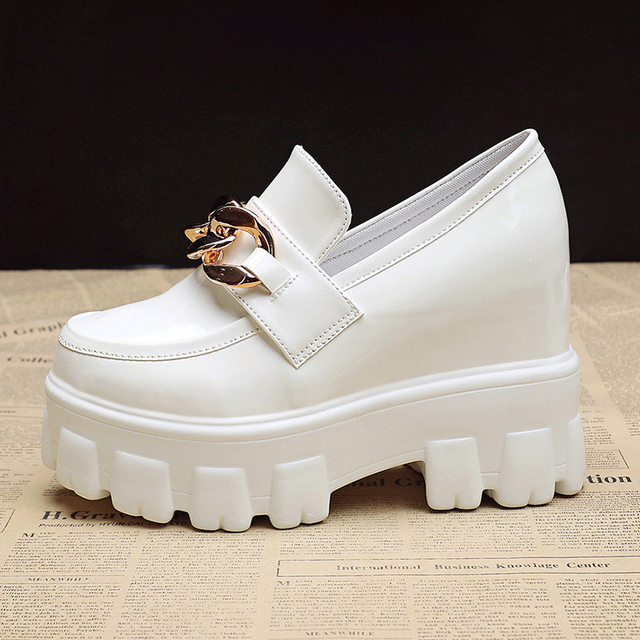 Czarne białe lakierki buty damskie na koturnie z złoconymi łańcuszkami i wysokimi obcasami - Wianko - 8