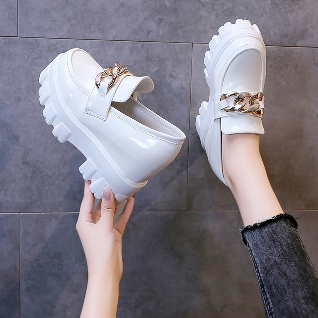 Czarne białe lakierki buty damskie na koturnie z złoconymi łańcuszkami i wysokimi obcasami - Wianko - 12