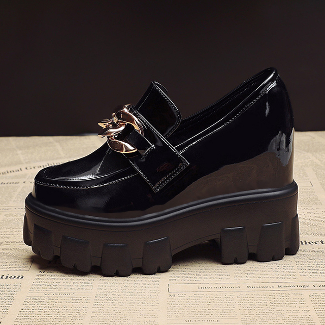 Czarne białe lakierki buty damskie na koturnie z złoconymi łańcuszkami i wysokimi obcasami - Wianko - 3