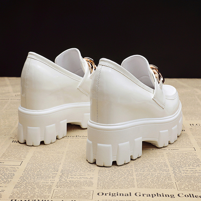 Czarne białe lakierki buty damskie na koturnie z złoconymi łańcuszkami i wysokimi obcasami - Wianko - 7
