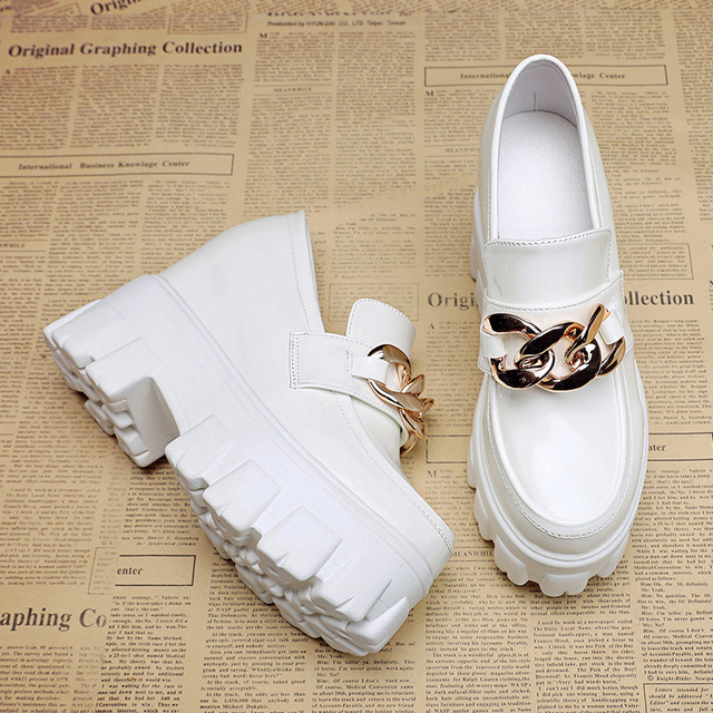 Czarne białe lakierki buty damskie na koturnie z złoconymi łańcuszkami i wysokimi obcasami - Wianko - 6