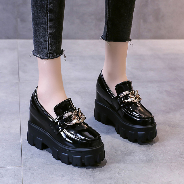 Czarne białe lakierki buty damskie na koturnie z złoconymi łańcuszkami i wysokimi obcasami - Wianko - 10