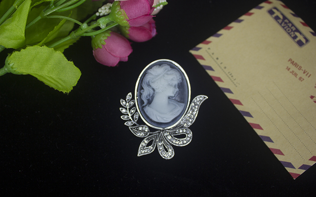 Vintage broszka szara z kwiatową dekoracją - idealna do wesele, sukienki i bukietów - Wianko - 7